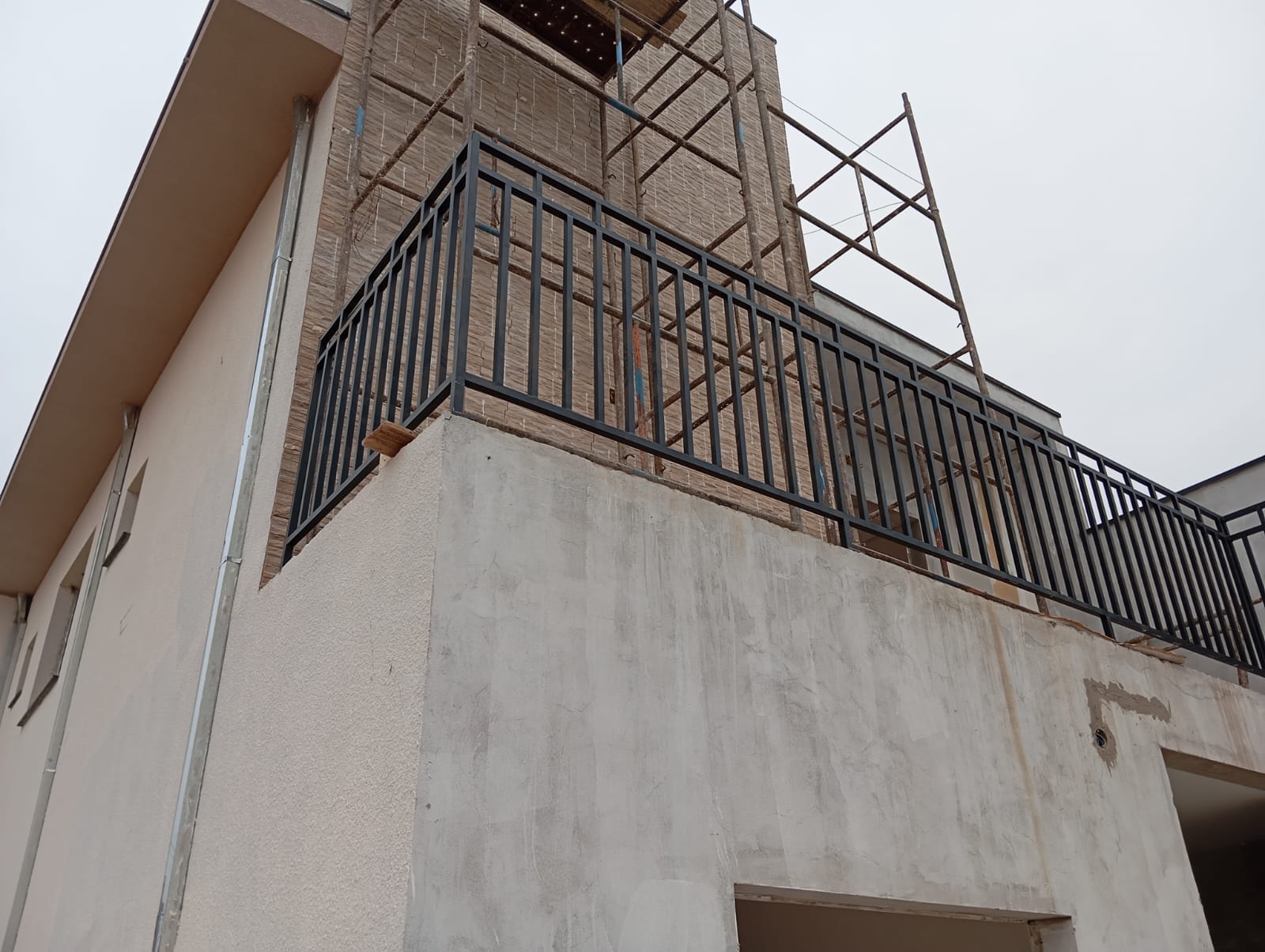 Parapeito metálico preto instalado no terraço de uma construção
