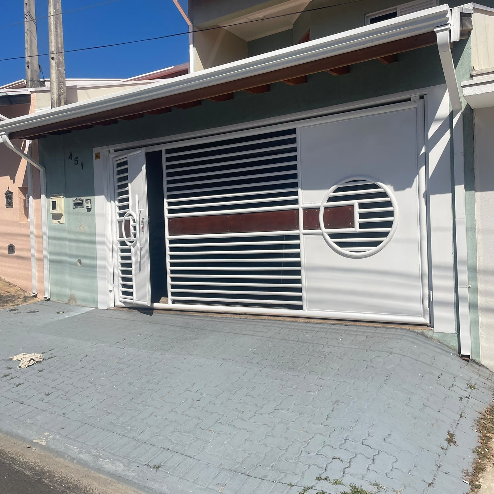 Portão branco de ripas horizontais em garagem residencial